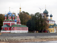 Угличский кремль, вид с пристани. По летописным источникам первые укрепления возникли ещё в 947 году. Кремль был укреплен валами и деревянными стенами ...