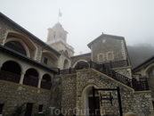 Монастырь Киккос в туманный день - необыкновенное ощущение