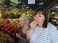 На фруктовом рынке Ката (местный фруктовый рынок на дороге, дублирующей дорогу вдоль пляжей). Ездили туда на машине, пешком очень далеко с Карона.