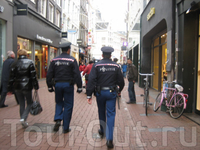 голландские полицаи в поисках нарушителей закона, коих там было очень много... достаточно было только воздухом подышать, чтоб понять это =)