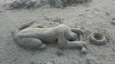 Каждый день появлялись новые фигуры из песка.