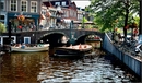  Каналы, живописные мосты, многочисленные лодки - самый характерный городской пейзаж.