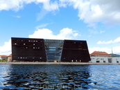 Копенгаген. Это флигель королевской библиотеки, так называемый "Чёрный алмаз". Здание облицовано полированным чёрным гранитом из Зимбабве.
