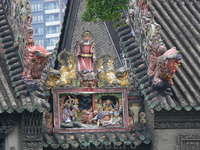 Родовой храм клана Чэнь 
Главный вход оформлен семнадцатью резными колоннами, коньки кровель – резными кирпичами и глинными скульптурами, каменные балки, перила балюстрад покрыты искусной резьбой и ба