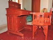 Письменный стол в спальне художника