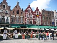Отели,рестораны,кафе и,неотъемлемая часть Брюгге, туристы во все времена года.