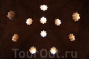 Потрясающий эффект естественного освещения дает оригинальная конструкция купола бань Дворца Комарес