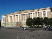 Площадь в центре города - весьма большая, есть где прогуляться.