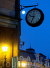 часы и луна