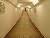 Длинный коридор,соединяющий корпуса под землей