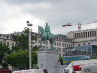 Брюссель.Площадь  Альбертина. На  Горе  Искусств (сразу  за  памятником  начинается   парк )  памятник Альберту I, которого  бельгийцы  называют &quot король-солдат&quot или  &quotкороль -рыцарь&quot.