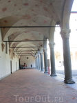 По периметру внутреннего двора идет галерея с портиками, потолок которой также украшен гербами.