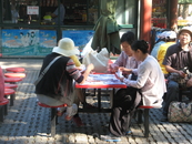 Китайские пенсионеры не сидят дома и не ездят на дачи. Они собираются в парках, на улицах и ведут активную жизнь. Или не очень активную