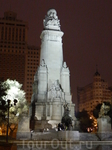 На площади Испании монумент Сервантесу