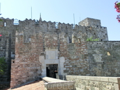 При строительстве замка Св. Петра крестоносцы использовали камни от Мавзолея царя Мавсола, частично разрушенного землетрясением в 1404 году. Занимая более ...