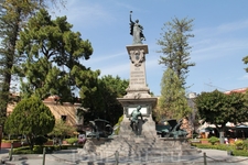 Памятник в честь еще одного борца за независимость Мексики Д.Х.Домингеса.