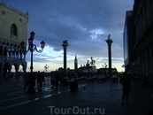 Есть в Венеции традиция – приходить сюда встречать закат: смаковать ароматный кофе, наблюдая за тем, как заходящее солнце окрашивает купола красивейшего ...