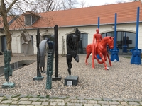 Скульптуры перед музеем Современного искусства