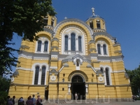 Владимирский собор расписывали Нестеров, Васнецов, Врубель и другие художники. особенность - расписан каждый сантиметр стен и потолка.