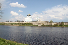 Псковский Кремль и река Великая. Троицкий собор на фото.