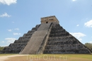 В один из дней приехали в древний город Чичен-Ицу. Самая знаменитая постройка в Чичен-Ице - Эль-Кастильо (Замок). Эта пирамида была построена на вершине ...