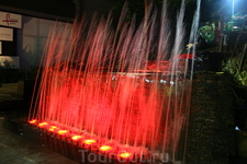 Красочная водная феерия -вечерний фонтан около Фестиваль-центра. Красочная водная феерия -вечерний фонтан около Фестиваль-центра.