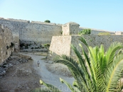 На самом деле древний Родос окружает несколько стен, между которыми есть глубокий ров