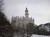 Замок Нойшванштайн (нем. Schloß Neuschwanstein, буквально «Новый лебединый камень») расположен в Германии, близ городка Фуссен (нем. Füssen). Он был построен ...