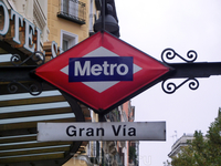Gran Vía (Гран Виа) - главная улица Мадрида. У нее своя история и , соответственно, много домов с историей. Улица начинается от второй по важности улицы Alcalá и заканчивается на Площади Испании (Plaz