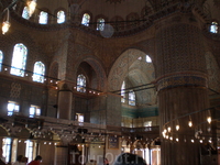 Официально мечеть называется мечетью султана Ахмеда, но в народе за ней закрепилось другое название: &quotГолубая мечеть&quot — из-за того, что интерьер храма отделан голубыми изразцами. Их более двух