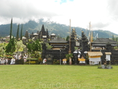 Комплекс храмов в Бесаких-считается главным храмом на Бали