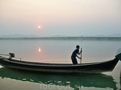 наш кормчий подгоняет свою посудину.сейчас мы помчимся по вечерней Иравади.знакомиться с бытом и нравами рыбаков.