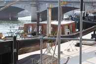 На берегу Сены стоят пришвартованные яхты, в которых парижане думаю живут не без удовольствия))