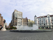 Plaza de Zorilla. Здание справа называется casa Mantilla. Оно было построено в 1891 году архитектором Julio Saracíbar на месте старого госпиталя, в котором ...