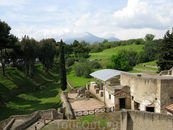 К востоку от Неаполя находятся Помпеи. Вид на Везувий