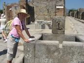 у источника питьевой воды в Помпеях