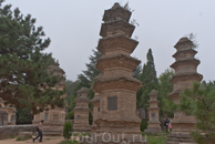 Лес буддийских пагод Та Линь - надгробные ступы на кладбище монастыря Шаолинь