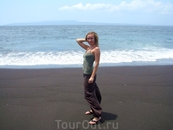 Пляж с черным вулканическим песком