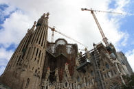Барселона.
Вечная стройка-Sagrada Familia!Великое произведение Гауди!Это был 1ый пункт нашей прогулки.
Когда мы приехали в Барселону,то встал вопрос где ...