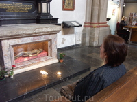 Саркофаг с мощами Святого Мартина.