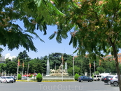 Plaza de Cibeles - одна из главных площадей с богиней плодородия Cibeles  в центре.