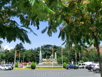 Plaza de Cibeles - одна из главных площадей с богиней плодородия Cibeles  в центре.