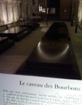 В склепе Бурбонов хранятся останки Людовика XVI и Марии-Антуанетты,перенесенные с кладбища  Мадлен в Париже Людовиком XVIII последним королем,похороненном ...