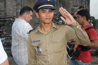 Камбоджийские полицейские толкают свои значки представителя закона за 10$ =)