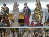 Резчики по дереву из Обераммергау стали известными за счет изображений Марии,Христа,распятий а также рождественских фигур.В сувенирном магазине,чем богат ...