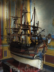 За стеклом выставлены модели старинных кораблей. Впрочем, сами модели не менее древние, чем суда, которые они изображают. В этих местах бытовала традиция - дарить церкви модели кораблей, отправляющихс