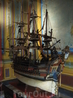 За стеклом выставлены модели старинных кораблей. Впрочем, сами модели не менее древние, чем суда, которые они изображают. В этих местах бытовала традиция ...