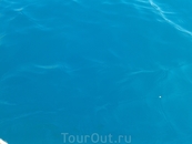 Вода в озере Курнас насыщенного голубого цвета