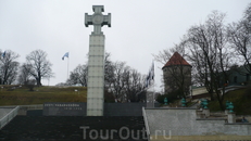 Площадь Свободы.Основной достопримечательностью является недавно сооруженный (2009 год) монумент Победы в Освободительной Войне 1918—1920 гг.