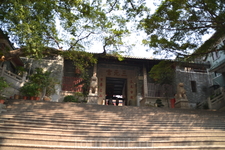 Храм Sanyuan (三元宫 sān-yuán-gōng) – Ingyuan Lu. Это – самый большой и самый старый даосский храм в Гуанчжоу.
Упоминание об этом храме нашла в сети.Т к иероглиф легкий в написании,то скопировала его в б